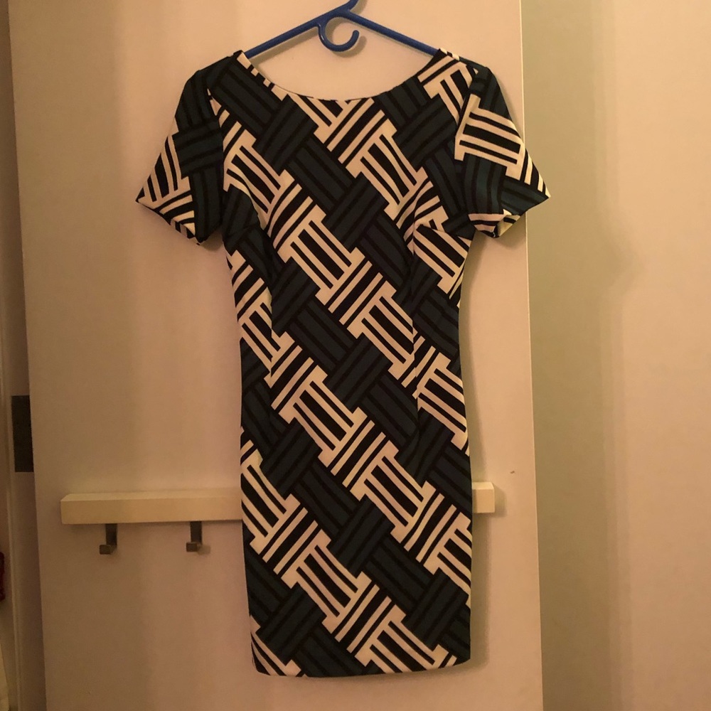 Shortsleeve green, black & white patterned dress!